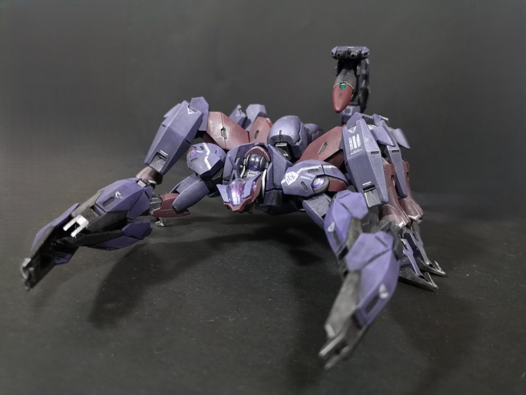 べギルスコーピオンとでも言いましょうか？？左右の大型クローに六本の脚、尻尾にはビーム砲とアンチドートを装備したモビルアーマーです。前回のケンタウロス制作時に没案になったんですが、完成させたらどうなるだろう？と興味が出てきて作りました。