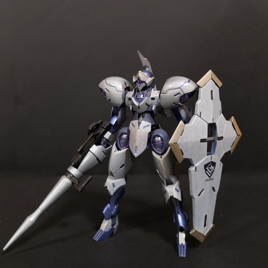 今回の制作の副産物と言ってもいい、この子ほとんどのパーツがベギルペンデで構成されていながら、頭部・肩・足の３点がミカエリスというだけで違和感なくミカエリスになります。武装はシンプル　ランスと盾ランスはオプションパーツセット鉄血用のシュベルべ・グレイズの物を流用塗料は下地にブラック、本塗装はガンダムマーカーを使用本体装甲　白　：月光蝶ホロシルバー　　　　　青？：ガンダムメタバイオレットフレーム　　　：ガンダムメカグレー　ランス　　白　：ガンダムメッキシルバー盾　　　　白　：EXパールホワイト　　　　　金　：ホワイトゴールド筆塗していますが、油断すると先に塗った塗面が簡単に剥がれます。ラッカーも溶かします、扱いが大変ですが魅力的な色が多いです。ホロシルバーとパールホワイトはブラックにそのまま塗ってしまったのですが、下地の色をホワイトやシルバーで整えた方が良かったかもしれませんね