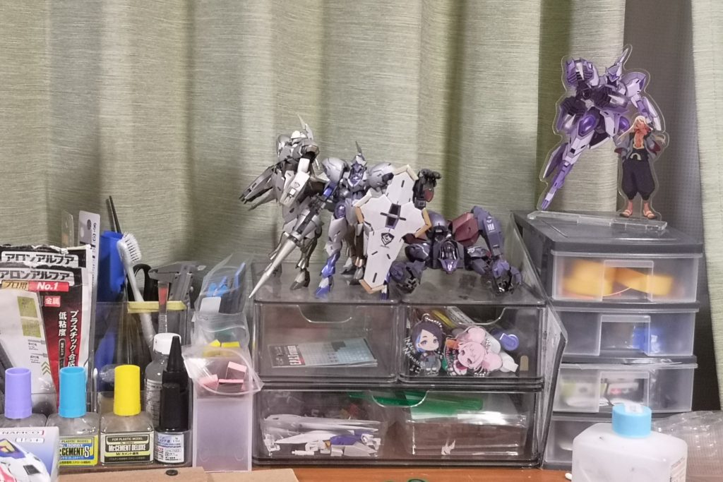 別に「水星の魔女」視聴時はグラスレーとかシャディク推しとかじゃなかったのですが、完全に毒されておりまして・・・アクスタまで買ってしまいました（笑）本当はアナザーシリーズコンに出してみる予定だったのですが、紅白戦にエントリーしたのに作っている暇がなく・・・急遽、登板してもうことになりました。いつもながら長い投稿になってしまいましたが、最後まで見ていただきまして、ありがとうございます。本年もあとわずか、現在残すところ２時間１年お付き合いいただき、ありがとうございます(o´-ω-)o)ﾍﾟｺｯのんびり、寄り道しながらの制作、投稿ですが来年もよろしくお願いいたします。それでは、良いお年を(･д･｡)ノシ