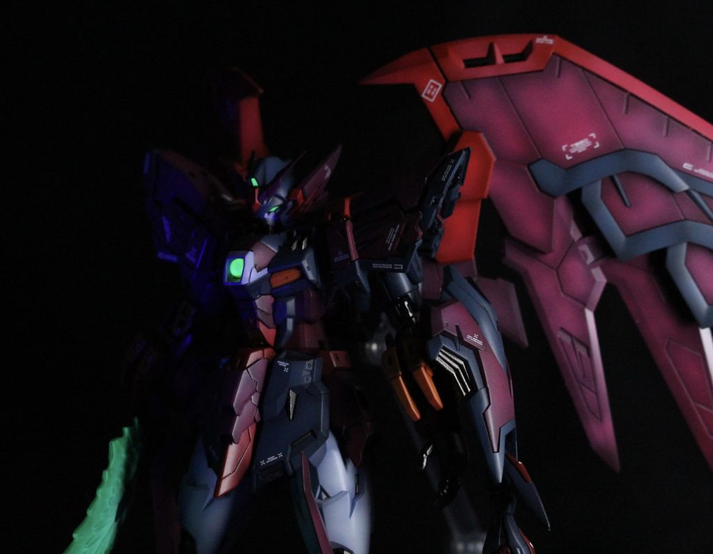 普段蛍光塗料は使わないんですけど，どーーーーしてもUVライトで光らせたかったのでタンスの奥から引っ張り出してきました。(実はエピオンのクリアーパーツは塗装しないでもライトで光るんですけどね)