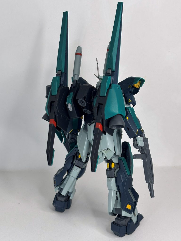 背面。2種類のインコムとビームカノンを装備。思い付きでやってみたらいい感じになったヤツその1。