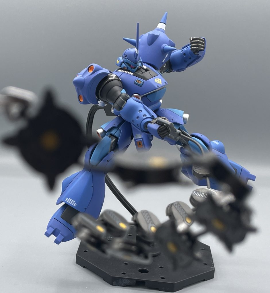 チェーン・マイン NT-1と会敵した時には、ほとんどの武装を使い切っていたケンプファー。万事休すと思いきや、工廠近くに用意していた偽装トラックから鎖型の機雷、チェーン・マインを取り出します。 機雷は見事にNT-1に巻き付き大爆発を起こすも、NT-1に施されたチョバムアーマーがALEX本体を強靭に守り抜き、”ガンダム(白い悪魔)”の姿を露わにします。 ンな、なにィ!?