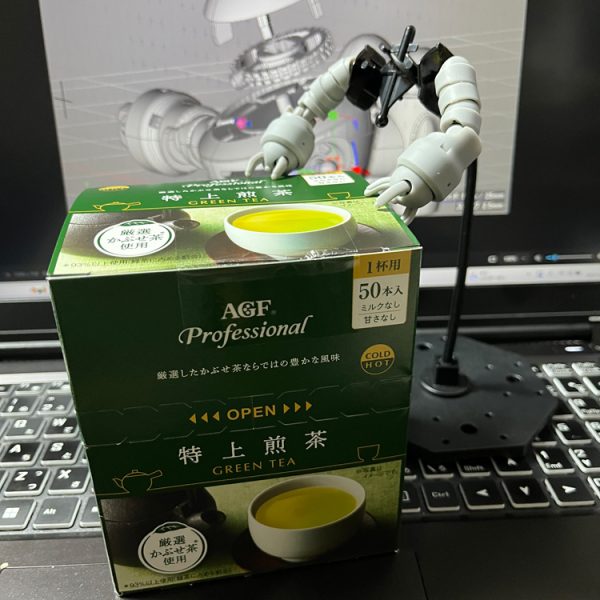 タオルを頭に巻き、USB電熱膝掛けを肩に巻き、コタツに入りつつ作業するも…指先が冷たい(ノД`)・゜・。と呟くお爺の独り言に女神の支給品が…USB充電電熱手袋(指貫き)…おぉ！神よ…♥。その分寝落ち三昧の言い訳が出来ず、充足は救済では無いのかも？と悟りを一つ増やすお爺。モノアイと肩回り可動部は一区切りとする。腰のボールジョイント済んだら上半身出力してみます。心の広い皆様だけに御報告(笑)。あ～A〇azonポイントのみでGETしたお茶がうまい…サボんな！。（2枚目）