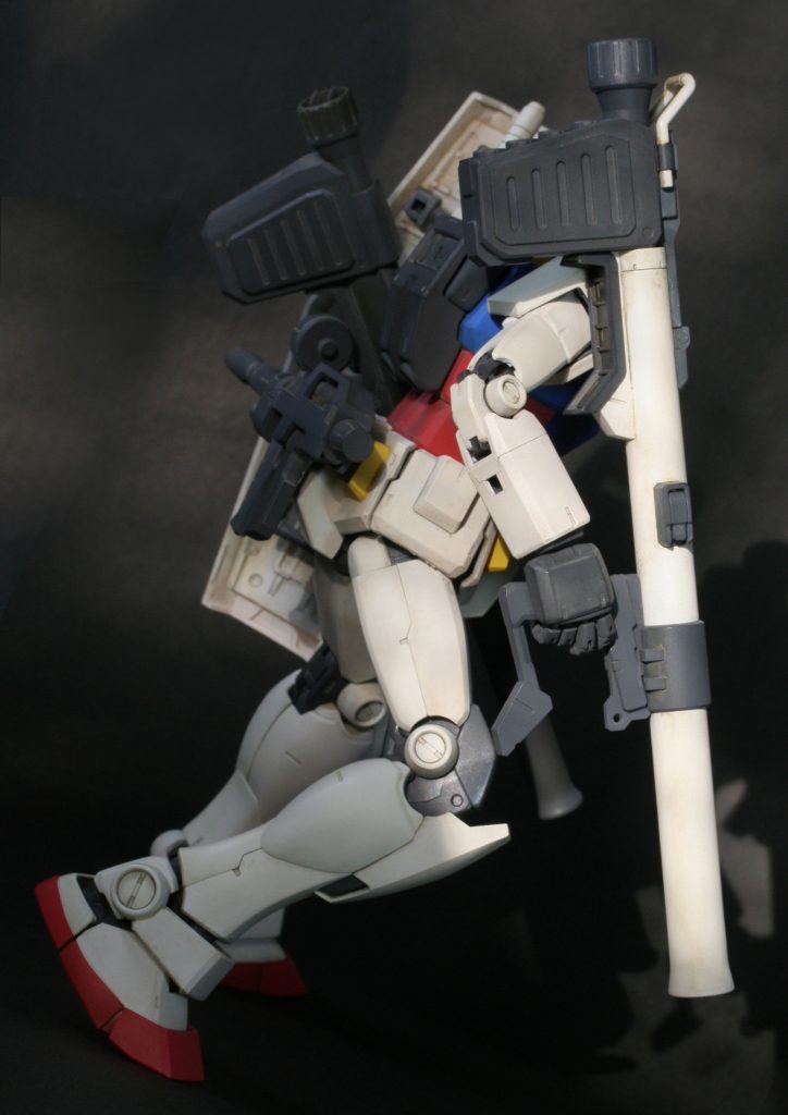 ここまでやると塗装前提ではオーバーアクションで、サイドアーマー下の塗装が剥がれました。ABS関節になってからの可動クリアランスやらに気づかず、ポリキャップのような、動きに緩い追随な感じに慣れすぎてました。また、右手は何度も武器を取り替えしていましたら、フラットクリアコートを押しすぎて、角のフラットが潰れました。