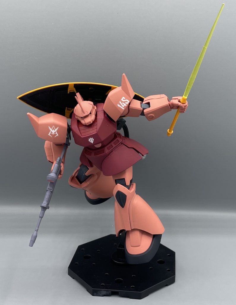 ビームサーベル ゲルググ=ナギナタですが、テキサス戦ではナギナタとしては使われず、サーベルのように使用されました。ギャンが如くガンダムに対し鋭い突き技を披露したりもしました。 右手にライフル・左手にサーベルを同時に装備するなど、何気にビーム出力的に非常に高度なことをやってのけており、ガンダムを翻弄します。この頃のシャアはアムロに押され気味ですが(^^;笑 ララァッ!伏せろッ!!