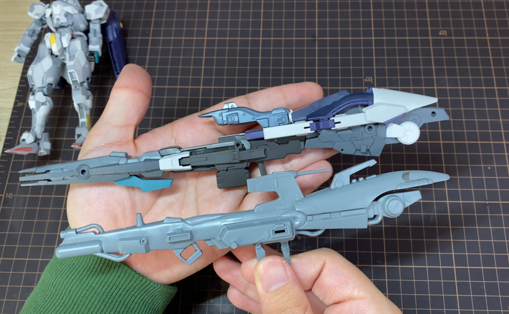 塗装前のハイパーメガカノン。本家と並べて。いろんなキットの寄せ集めですが、後方の丸みを再現できたのがお気に入りです。