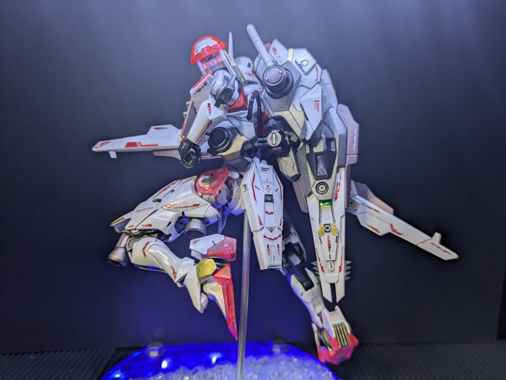 〇塗装ピンクのクリアパーツ似合う配色を考えた結果、キレイな感じで、白+金色+ピンク(赤)の配色(偶然にも、紅白ガンプラ合戦と同じ配色w)・カメラ部は、シール+UVクリアレジンで強調・白とガンメタルグレーはエアブラシ・金やシルバーは、ガンダムマーカー・シールは、100円ショップで買った、赤単色のシールを張りまくる。 (やりすぎた感はあるが、ピンククリアパーツとの兼ね合いを考えると、これでよかったかも)・蓄光シールもちょっと貼ってみた。