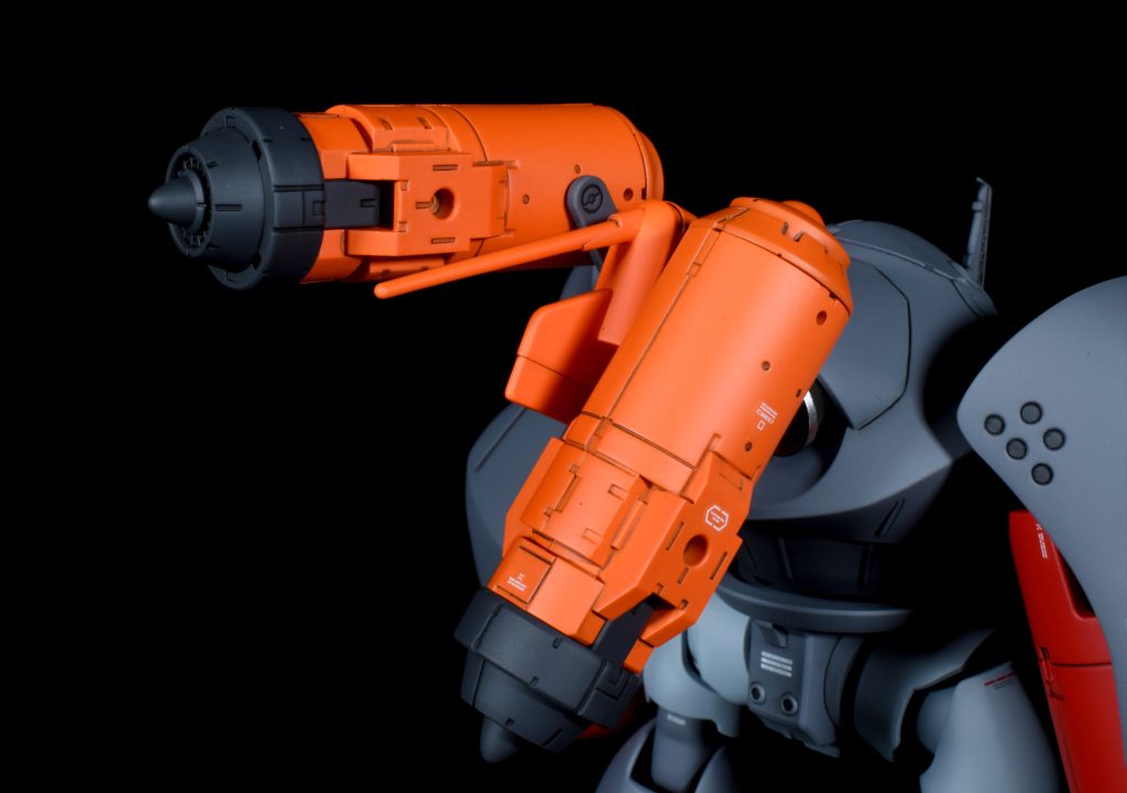 背部のジェットパックは可動できるようになっています。使い捨てだが、パック装着したままでも柔軟に戦闘が可能。