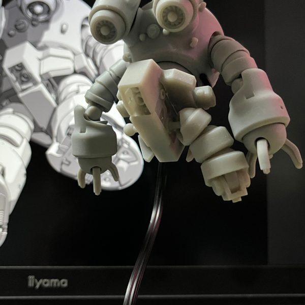 遅滞する製作でしたが、年越しにせめてものネタ投稿をと尽力。ここに来て腰回りスカート・股間スラスター構造と足首からスリッパ周辺ライン修正実施、出力トライ中。可動を詰込み、地に生えるような台形スリッパへ変更。周りに居たでしょ？みんながイベントに向かう時に居残り作業になるヤツ(笑)。あっ！見っかっちゃった！(;^ω^)開き直って年明けは主題保留で添え物テスト出力するか⁉。良いお年を♥（3枚目）