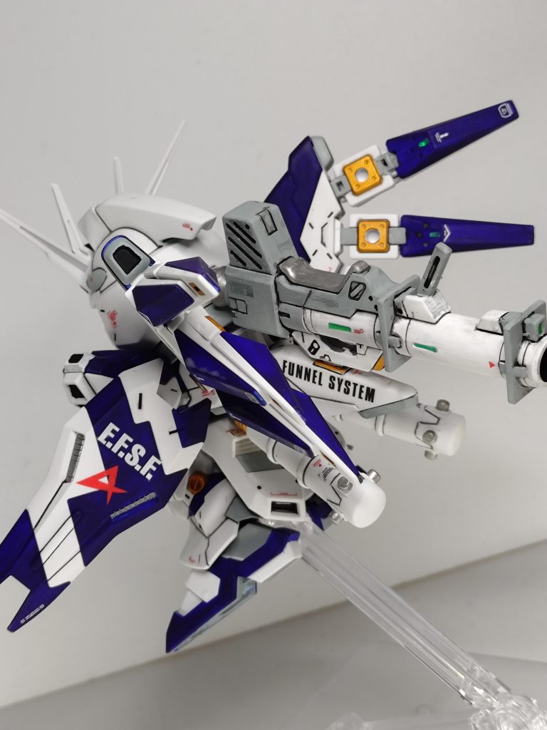 ハイパーバズーカマウント背部このゴチャついた感じが一番の推しアングルです。ファンネルはスミ入れ時にジョイントパーツが割れてしまい、泣く泣く接着しております…