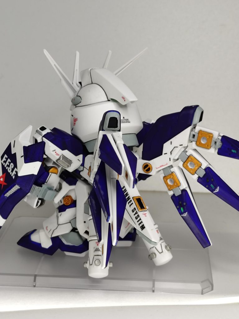 白…オフホワイト灰…エアクラフトグレー青…レーシングブルー金…SBゴールド銀…SBジュラルミンゴールドをポイント塗装して全体のバランスを取りました。センサーはグリーンのラピテープですが、メインカメラだけイエロー。デカールは逆襲のシャアのものを一部使用してます。