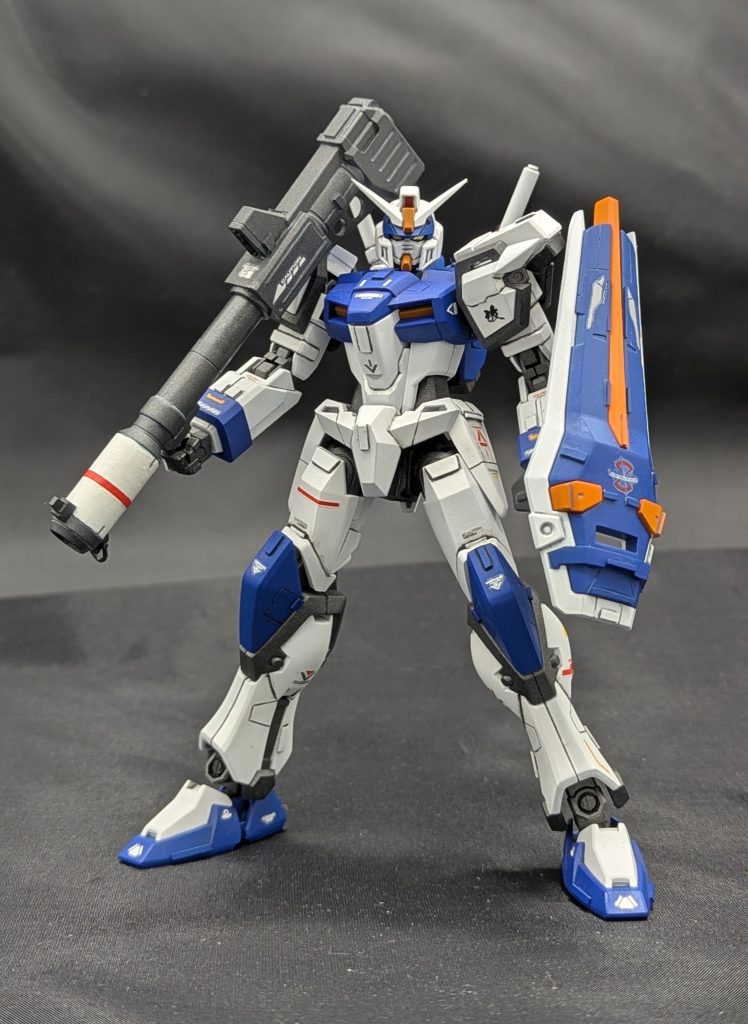 バックパックに接続されたバズーカはゲイボルグとキャットゥス500mm無反動砲のデータを使用しているという設定です。非常時には手持ちバズーカとしても運用ができます。バズーカの先端はサーマルスリーブ効果のある特殊な塗料で保護しているという設定です。なので本体の塗装と質感を変えたかったので筆塗りで塗装しています。一番の拘り武装です。