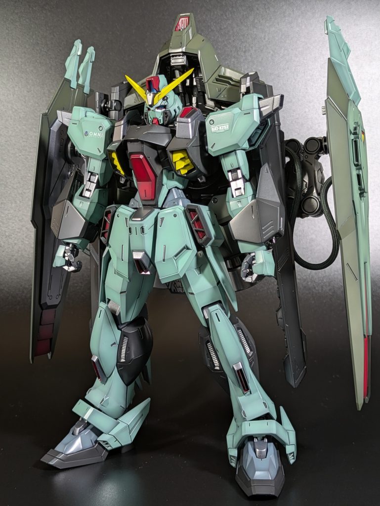 三馬鹿では一番好きな機体。設定画と比べて各部がダイナミックに描かれたアニメ劇中のようで、HGとは別物の造形になっており非常にかっこいいです。バックパックはもう少し大きかったらよりイメージに近かったですが(下へ続く)、