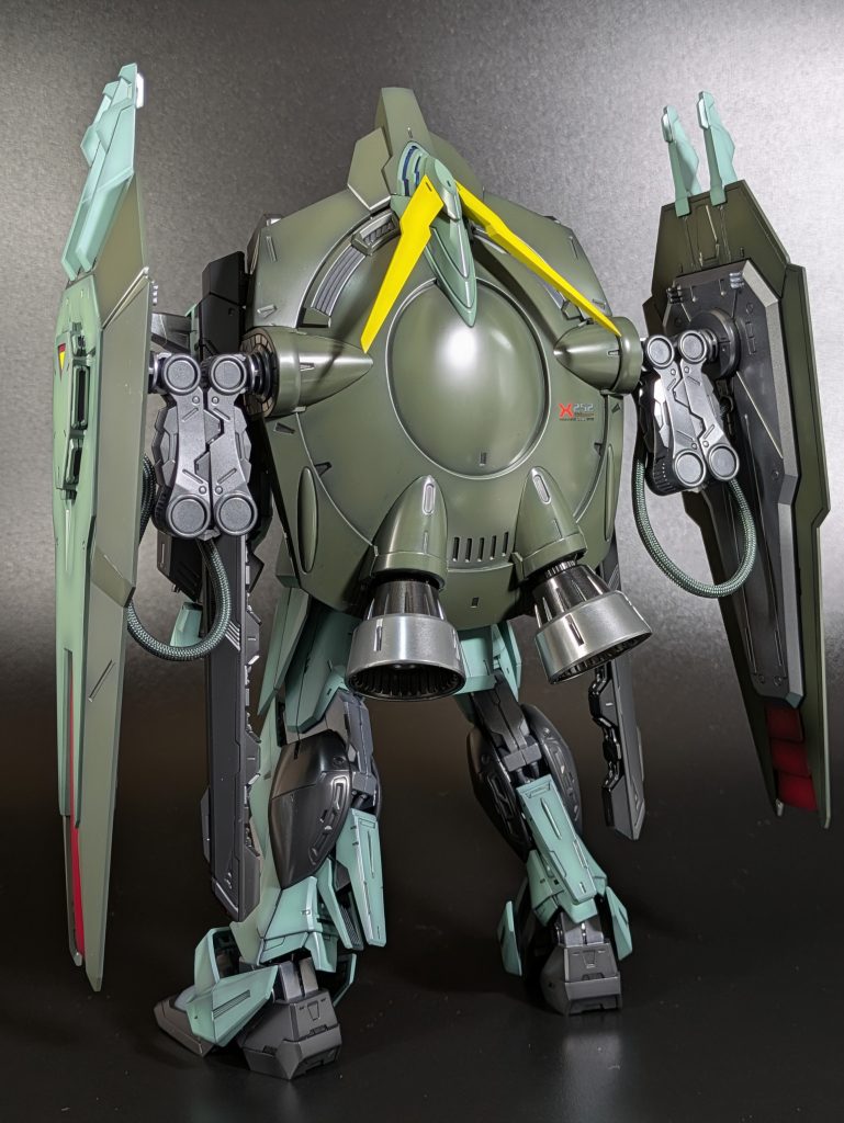 見た目の通り凄まじい重量で、本体フレームがKPSということもあり自立させるのが厳しめです。足に重りを入れたり各部関節を渋くしたりしていますが、スタンドなしで長時間飾るのは危険だと思いました。こういったデザインの機体はABSフレームでもよかった気がしなくもないです(それでも気休めかもしれませんが…)あとなぜか装甲も一部がKPSだったりするのでモールド掘り直しが少し面倒でした。