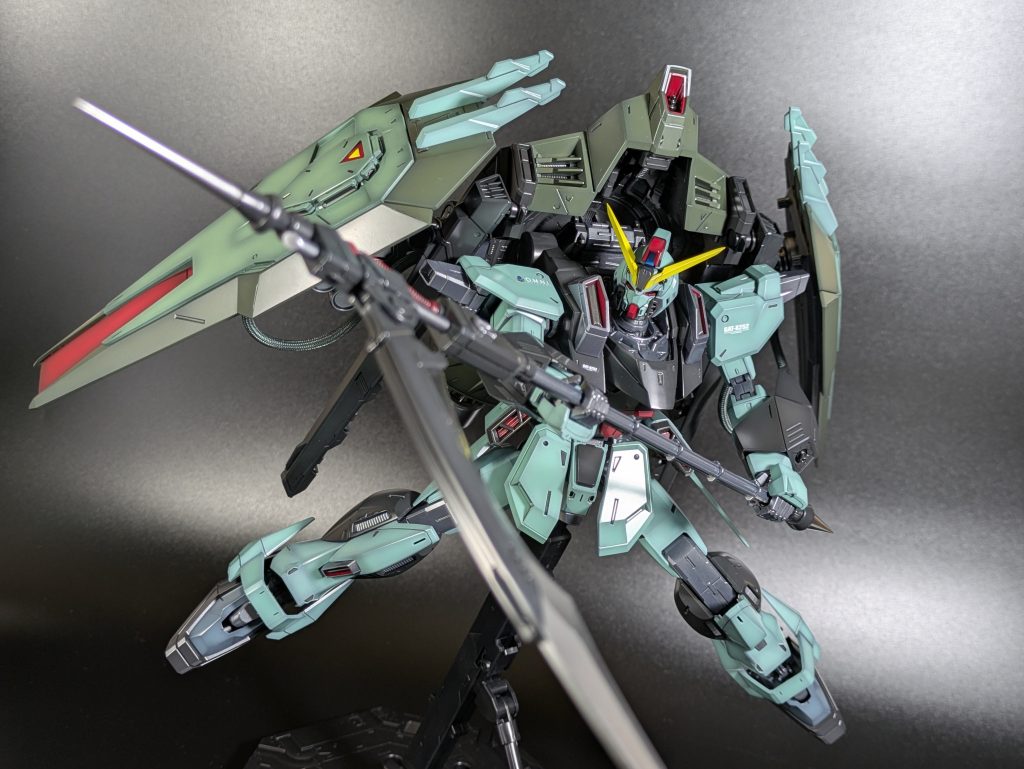 ニーズヘグ両端を尖らせるのに電動ドリルを使ってみました。槍の切っ先やバズーカの砲身などの円錐状、円柱状のパーツの真円をなるべく歪ませずにヤスる際はかなり有用な工具ですね。