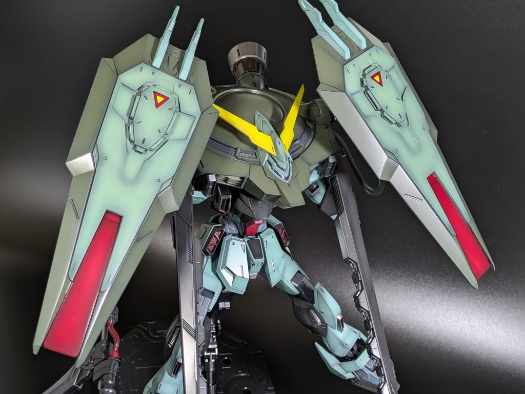 声に出して読みたいゲシュマイディッヒ・パンツァー塗装時にやたらとホコリを噛んでしまい、3回くらい修正しました。また上部の突起の裏にかなり目立つ肉抜きがあったので埋めておきました。この辺りはさすがにMG品質には及ばないところでしょうか。ちなみにバックパックのアンテナ裏にも派手な肉抜きがあり処理しましたが全然見えないですね。これはやるんじゃなかった…