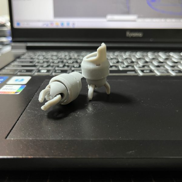 ご機嫌如何ですか？。少々エンスト気味でしたが、地味に再稼働開始です。まごまごしているうちにプリンターにヒーターが必要な時期になりました。カバー内極小温度調節セラミックヒータ(後付け・純正)。今回(センチネル)お手本が無いので全身デザインをしてしまったのが災いして煮詰めるのに行き詰ってましたが、初心に帰り端から…。ズゴックの構造の実物検証始めました。まずは腕から。検証項目は・組立性・可動性・保持性各クリアランスこれらに加えて、一部に独自可動構造を使用します。理由は二つ。1.ズゴックならではの腕構造(伸縮機構：一部にしました。)2.微細部分の自由度高い可動(ポリキャップの限界/下記)爪の根元は開閉以外にも今回ひねり(プロペラ風使用時)があり、隣り合う距離が近すぎてポリキャップが使えないことが理由です。・独自可動構造追いかけて下さる方の中に資材購入の前振りを覚えて…ないか(笑)。ボールジョイント(はめ込み式)や摺動面(軸)に微細Oリングにて押さえと抜け止め機構を試行中です。手作業では埋め込みの溝を埋設するのは厳しいと思うので3Dプリンタ向きの構造です。後は相対スケール感など。まぁイケそうじゃん？とか思っています。ちなみに写真のモノより現在既に修正中です(三回目の)。ところで…このパーツを見て「あ、フライングマシン！(笑)」とか思い出したり←お爺！…通じる？(*^▽^*)。最後まで銛一本で、飛行母艦まで落とす体力。僕も欲しいです(笑)。（2枚目）