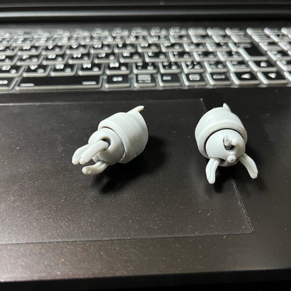 ご機嫌如何ですか？。少々エンスト気味でしたが、地味に再稼働開始です。まごまごしているうちにプリンターにヒーターが必要な時期になりました。カバー内極小温度調節セラミックヒータ(後付け・純正)。今回(センチネル)お手本が無いので全身デザインをしてしまったのが災いして煮詰めるのに行き詰ってましたが、初心に帰り端から…。ズゴックの構造の実物検証始めました。まずは腕から。検証項目は・組立性・可動性・保持性各クリアランスこれらに加えて、一部に独自可動構造を使用します。理由は二つ。1.ズゴックならではの腕構造(伸縮機構：一部にしました。)2.微細部分の自由度高い可動(ポリキャップの限界/下記)爪の根元は開閉以外にも今回ひねり(プロペラ風使用時)があり、隣り合う距離が近すぎてポリキャップが使えないことが理由です。・独自可動構造追いかけて下さる方の中に資材購入の前振りを覚えて…ないか(笑)。ボールジョイント(はめ込み式)や摺動面(軸)に微細Oリングにて押さえと抜け止め機構を試行中です。手作業では埋め込みの溝を埋設するのは厳しいと思うので3Dプリンタ向きの構造です。後は相対スケール感など。まぁイケそうじゃん？とか思っています。ちなみに写真のモノより現在既に修正中です(三回目の)。ところで…このパーツを見て「あ、フライングマシン！(笑)」とか思い出したり←お爺！…通じる？(*^▽^*)。最後まで銛一本で、飛行母艦まで落とす体力。僕も欲しいです(笑)。（3枚目）