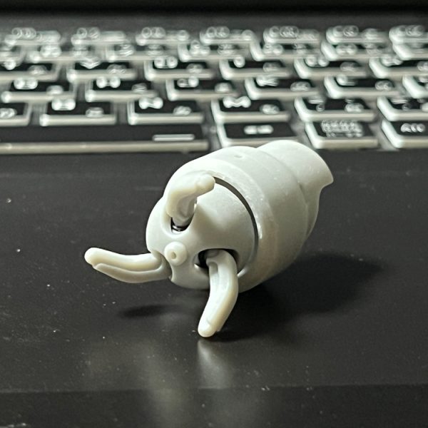 ご機嫌如何ですか？。少々エンスト気味でしたが、地味に再稼働開始です。まごまごしているうちにプリンターにヒーターが必要な時期になりました。カバー内極小温度調節セラミックヒータ(後付け・純正)。今回(センチネル)お手本が無いので全身デザインをしてしまったのが災いして煮詰めるのに行き詰ってましたが、初心に帰り端から…。ズゴックの構造の実物検証始めました。まずは腕から。検証項目は・組立性・可動性・保持性各クリアランスこれらに加えて、一部に独自可動構造を使用します。理由は二つ。1.ズゴックならではの腕構造(伸縮機構：一部にしました。)2.微細部分の自由度高い可動(ポリキャップの限界/下記)爪の根元は開閉以外にも今回ひねり(プロペラ風使用時)があり、隣り合う距離が近すぎてポリキャップが使えないことが理由です。・独自可動構造追いかけて下さる方の中に資材購入の前振りを覚えて…ないか(笑)。ボールジョイント(はめ込み式)や摺動面(軸)に微細Oリングにて押さえと抜け止め機構を試行中です。手作業では埋め込みの溝を埋設するのは厳しいと思うので3Dプリンタ向きの構造です。後は相対スケール感など。まぁイケそうじゃん？とか思っています。ちなみに写真のモノより現在既に修正中です(三回目の)。ところで…このパーツを見て「あ、フライングマシン！(笑)」とか思い出したり←お爺！…通じる？(*^▽^*)。最後まで銛一本で、飛行母艦まで落とす体力。僕も欲しいです(笑)。（4枚目）