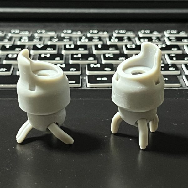 ご機嫌如何ですか？。少々エンスト気味でしたが、地味に再稼働開始です。まごまごしているうちにプリンターにヒーターが必要な時期になりました。カバー内極小温度調節セラミックヒータ(後付け・純正)。今回(センチネル)お手本が無いので全身デザインをしてしまったのが災いして煮詰めるのに行き詰ってましたが、初心に帰り端から…。ズゴックの構造の実物検証始めました。まずは腕から。検証項目は・組立性・可動性・保持性各クリアランスこれらに加えて、一部に独自可動構造を使用します。理由は二つ。1.ズゴックならではの腕構造(伸縮機構：一部にしました。)2.微細部分の自由度高い可動(ポリキャップの限界/下記)爪の根元は開閉以外にも今回ひねり(プロペラ風使用時)があり、隣り合う距離が近すぎてポリキャップが使えないことが理由です。・独自可動構造追いかけて下さる方の中に資材購入の前振りを覚えて…ないか(笑)。ボールジョイント(はめ込み式)や摺動面(軸)に微細Oリングにて押さえと抜け止め機構を試行中です。手作業では埋め込みの溝を埋設するのは厳しいと思うので3Dプリンタ向きの構造です。後は相対スケール感など。まぁイケそうじゃん？とか思っています。ちなみに写真のモノより現在既に修正中です(三回目の)。ところで…このパーツを見て「あ、フライングマシン！(笑)」とか思い出したり←お爺！…通じる？(*^▽^*)。最後まで銛一本で、飛行母艦まで落とす体力。僕も欲しいです(笑)。（5枚目）