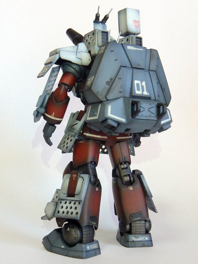 （つづき）あと、手に持つタイプの盾。あれもあかん！盾は置き盾やないと意味あらへん。モビルスーツ戦みたいな大重量や大きな衝撃を手持ち盾で支えられへん。肩関節ごともげてまう・・・手持ち盾で防げるマシンガンとかの衝撃は、盾やなくて装甲で何とかすんねん。えっ？ビームサーベルで斬りかかられたときは、って？そんなん切られる前に相手の胴体に向かってぶつかっていくねん。タックルや。重量と頑丈さ勝負や！中の人に脳震盪おこさせた方の勝ちや。そやからこのガンキャノンにはコアファイターのコアブロックとかやめてんねん。パイロットを守る１番大切な所に変形機能とか、そんなんちょっと戦っただけで壊れそうなん入れたらあかんやろ。一番の力の入れどころがコクピットのリニアシートや！時代先取りしまくってるやろ。将来はこれが主流になるはずや！