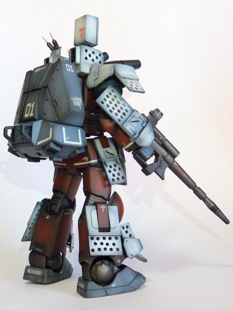 （つづき）問題は地球上ではあんまり重くなりすぎたらパワー不足でまったく動かれへんようになるこっちゃ・・・特にしっかり守りたい足なんやけど、歩かれへんようになってまう・・・苦肉の策で穴明けてちょっとは軽くしてるんやけど、この辺が限界やな。ん？何？後側は追加装甲されてへんけど大丈夫なんかって？何言うてんねん。そんなん無視！後に回られて撃たれるやつなんか、どんだけ付けても何やっても撃たれていってまうっちゅうねん。逆に背中側の装甲全部はずしたいくらいやわ。だから無視！ん？全体的に平面？元の装甲に合わせて丸みを持たせた方が良かったんちゃうかって？ここ最前線やで！現地改修やねんで！そんな曲げるとか手間かかる事やってられへんわ！ただでさえ「動くようにしたらええねん、何やってんてんねん」って上官にグチグチ言われてんのに。けっして邪魔くさかったからとちゃうで。雑誌にはここ載せんといてな。