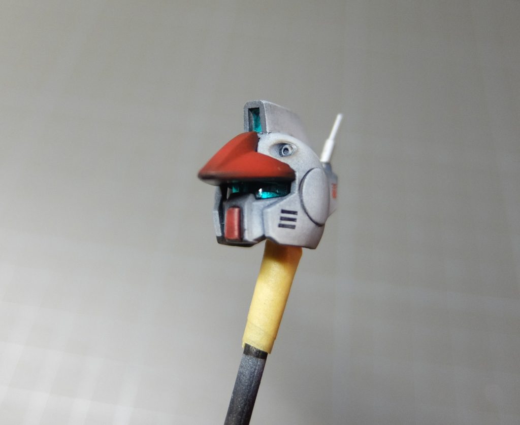 メインカメラ(?)のレンズ部は透明パーツランナーの名前の所を使用し、バイザーと色を合わせました。