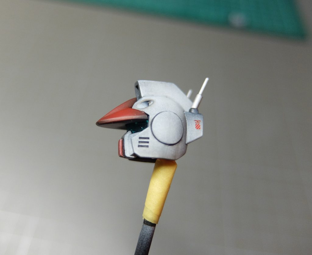 丸いヘルメットまんまって感じをなくすため、こちゃこちゃといじりました。