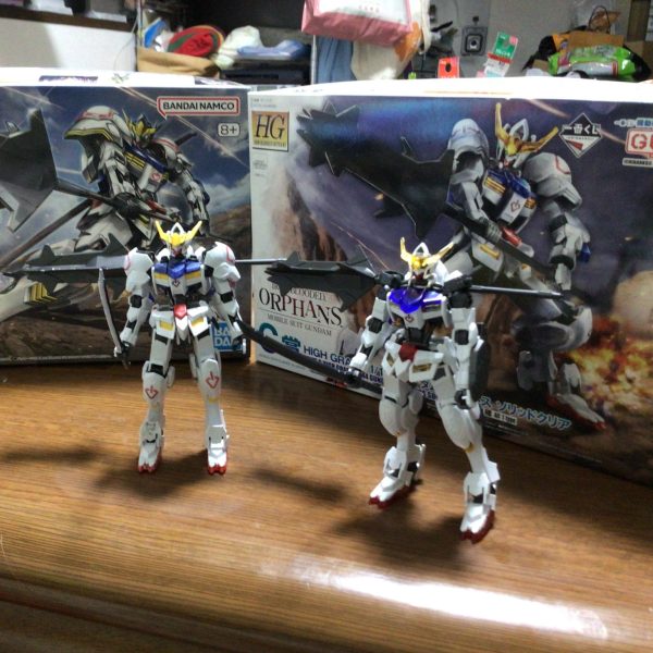 ガンダムバルバトスとクリアカラーのバルバトスを並ばせてみた