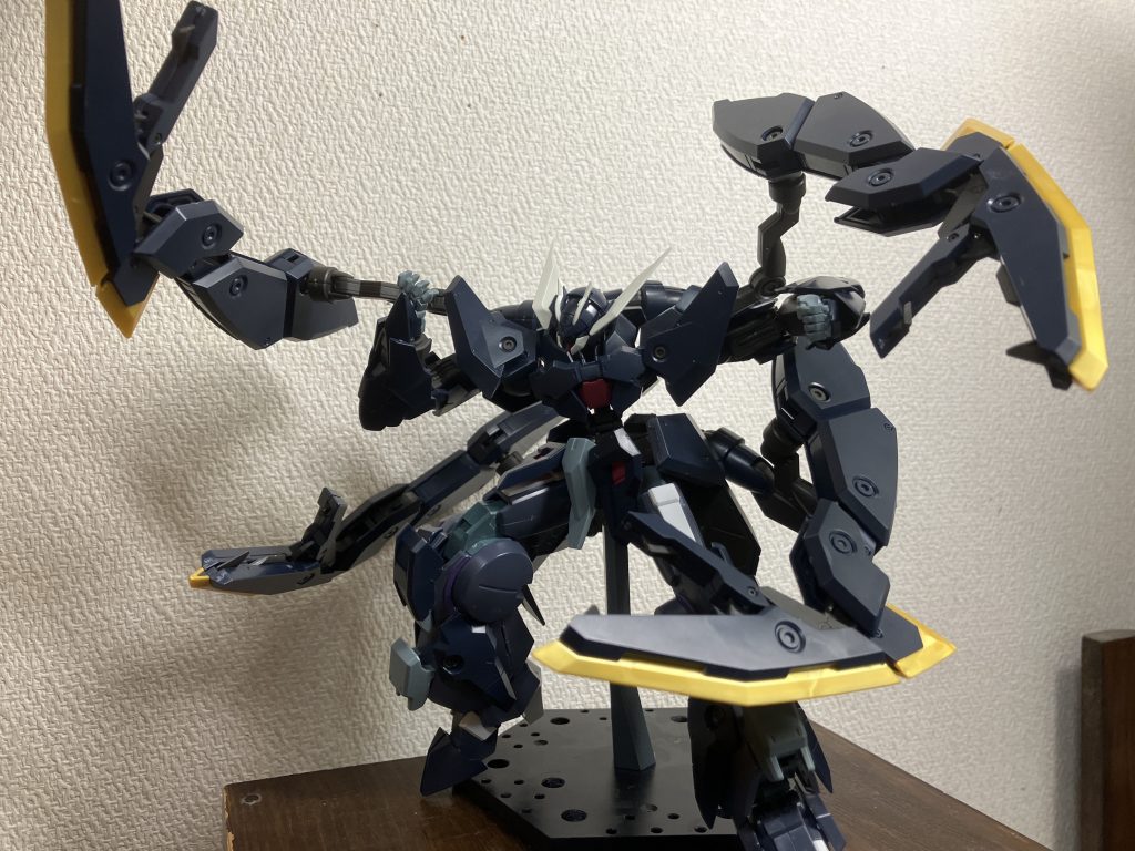 それにしてもシールドプライヤーユニットって最高にカッコいいですよねなら増やせばもっとカッコよくなるよねっとかいう頭の悪い思考に陥った結果増やしてみましたが、いい感じに纏まりましたね………絶対バランス崩れると思ってた