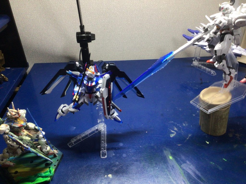 キャリバーンのエアリアル破壊を阻止するライジングフリーダムガンダム