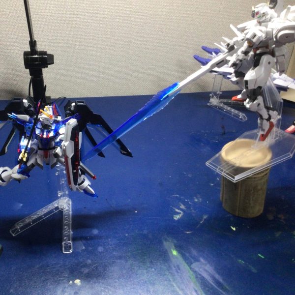 キャリバーンのエアリアル破壊を阻止するライジングフリーダムガンダム