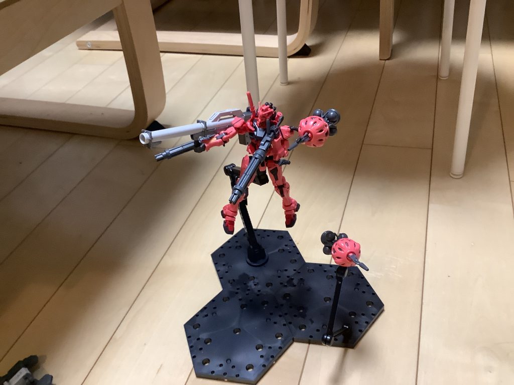次は実弾武器を装備させてみましたガトリング砲は赤いガンダムのビームライフルのパーツの内サブグリップとかを動かすところを使ってますバズーカはザク(GQ)の手持ちが無いためRＧHi-νガンダムのを流用しました