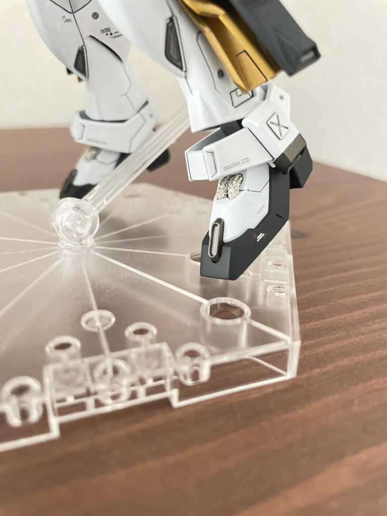 足のシリンダー部は上手く塗り分けや加工出来なさそうだったので、動力パイプっぽくメッシュワイヤーを加工して取り付けました。