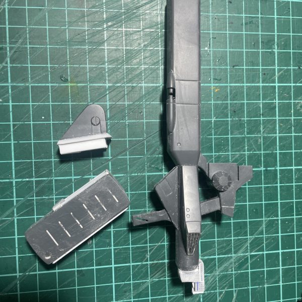 ドワッジ改に持たせる武器を製作中。今作は近藤先生の作品風にしたいので、WWⅡのドイツ軍的な雰囲気を出したい。それでMG42を小改造してます。ベルトリンク給弾のマガジンは円筒形か迷ったけど、ボックスマガジンに決めてプラ板で作りました。これからデコります。ビームバズーカは途中でイメージが尽きたので、保留中です笑（5枚目）