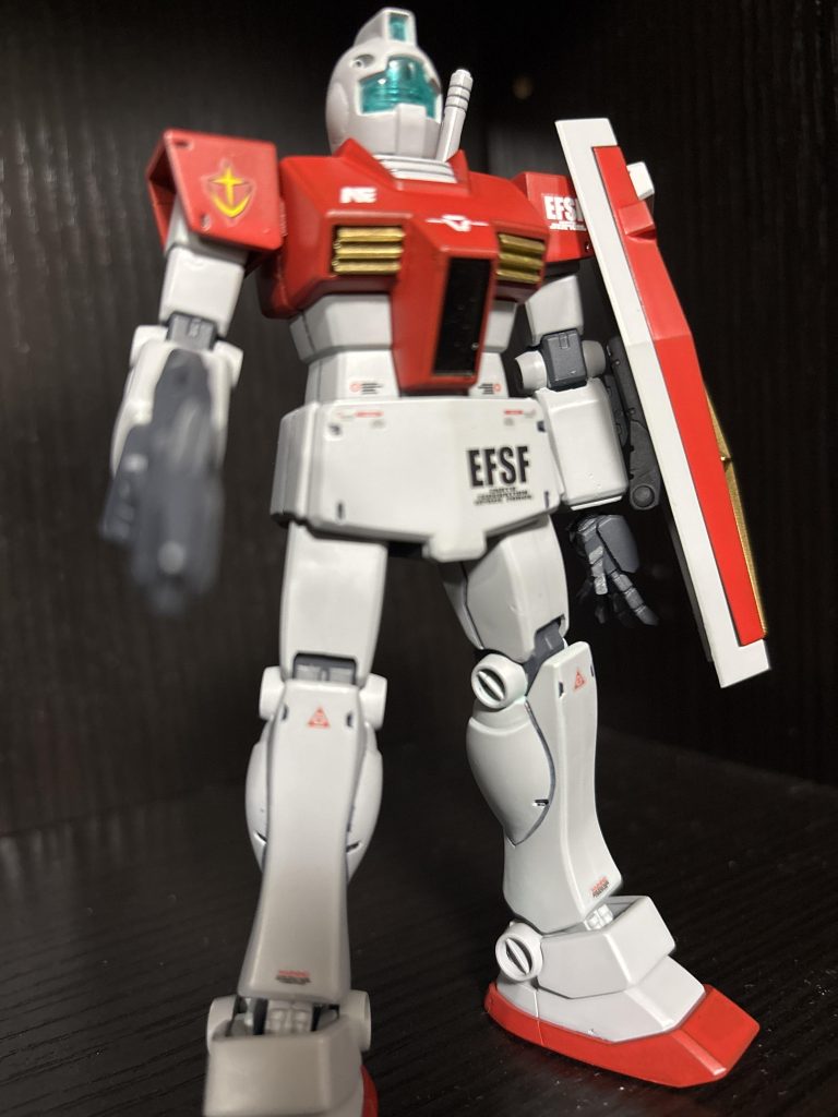 購入時にダクトが無かったので、ジャンク品のガンダムから拝借して、友人に加工してもらってゴールドに塗装しました 笑友人の協力無くして完成はできなかったので感謝しかありません 笑ちなみに左手も無く、右手が2つ付いていたので、オプションパーツセットから左手を拝借してます 笑