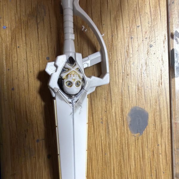 本体の塗装を大体済ませました。パッチワークを知ったので頭部と右肩のみシルバーで剥がれ塗装をしました。他にはレリーフ塗装なとを行っております。ムラマサバスターはビームエミッターを金塗装しております。（3枚目）