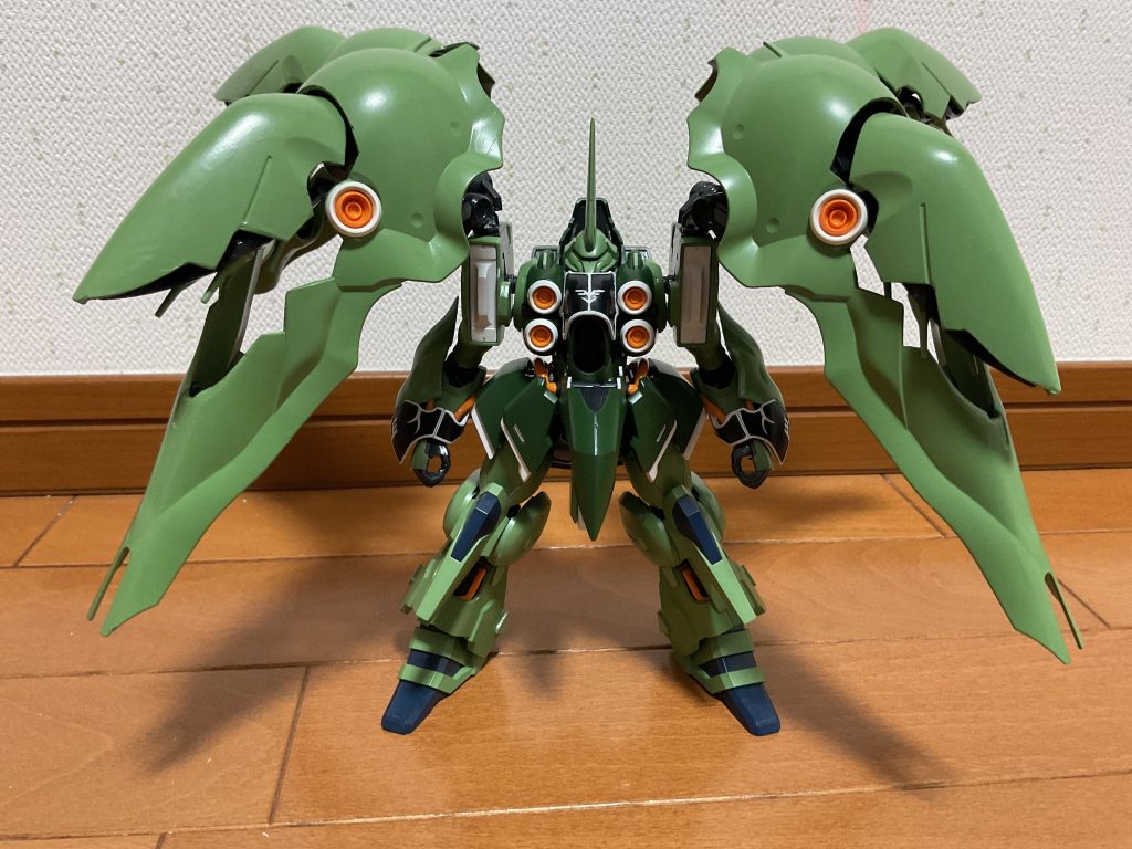 改造箇所は、肩幅2ミリ延長、首2ミリ延長、太ももにmgモビルジンのパーツを貼り付け巨大化、フェンネルコンテナの開閉式への改造、各部プラ板によるディティールアップです。カラーリングは物語序盤のコロニー内で戦闘しているシーンが好きなので成形色より少し暗めにしました。