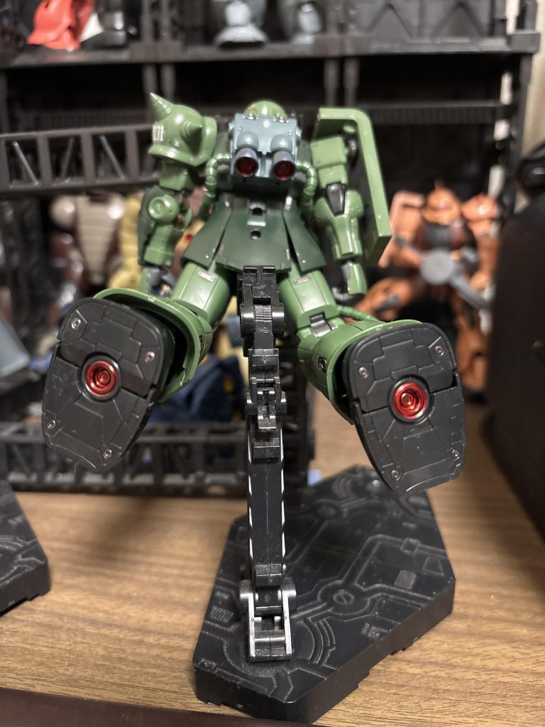 定番足裏レッドとメタルグレーで軽く仕上げ