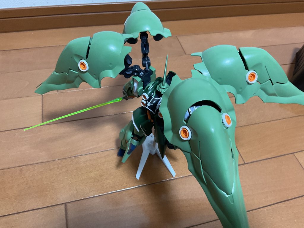 サーベル構えポーズ。