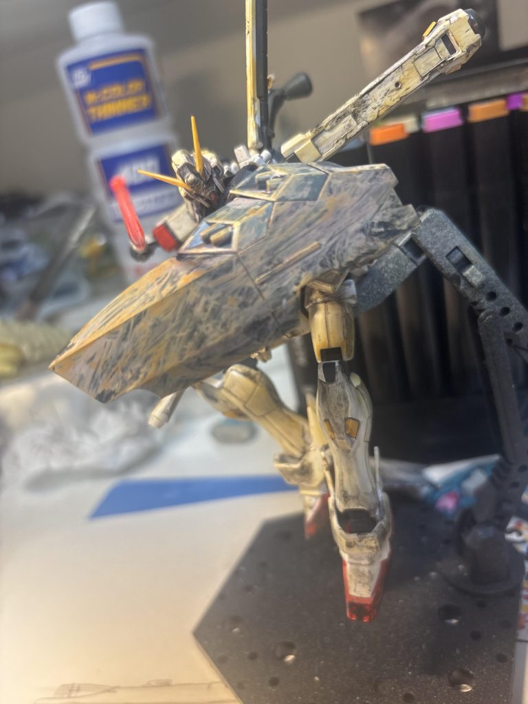 通常装備はサーベルと対潜水艦ランチャー搭載ジェスタシールドを装備