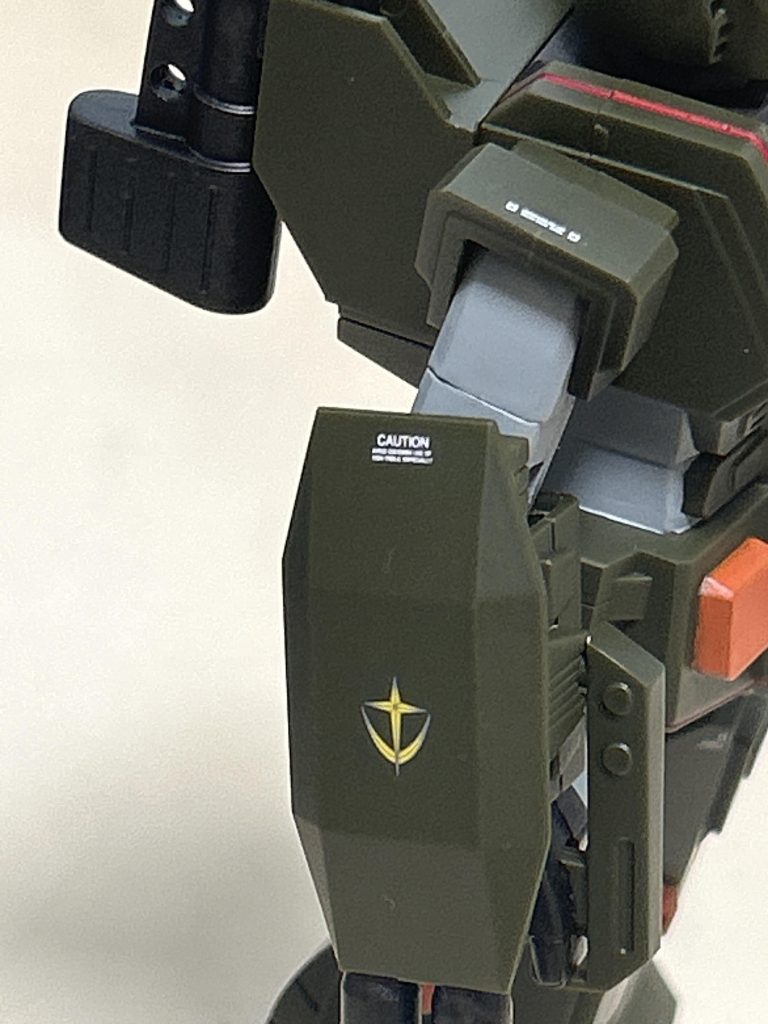 キットのデカールが経年劣化の黄ばみで使えなかったので、手持ちのガンダムデカール等を使いました。シールドの連邦マークカッコいいですね！ご覧いただきありがとうございます。
