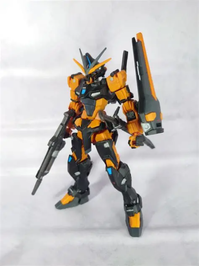 追加装備無しの素体状態頭頂のアンテナと胴体と肩、膝から下とバックパックをジェミナスにして追加装備が取り付けられるように。既存に居ない色にしたくてオレンジのフレームにしてそれが映えるよう外装は黒にしました。ジェミナスのパーツをいかにアストレイっぽく塗るか悩みながら塗りましたがなかなか良い感じになったかなと