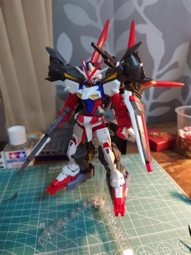 塗装前も1枚だけありました元々も似ている色同士だからミキシングの境目が分かりずらい……ジェミナスの肩とアストレイの腕はどちらも凹なのでランナーを軸にして無理やりに組み合わせましたアストレイの太ももとジェミナスの膝下はパーツ同士は割とすんなり付いたけれど、太ももの白いパーツがめちゃんこ干渉してたのでそれらしい形を保ったまま削りました。