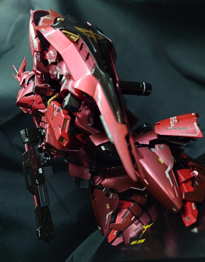 全塗装(光沢メタリック)でRGサザビーを製作しました。一つ一つのパーツが大きくヒケている部分も多々あった為、表面処理を頑張った一体です。200体目という節目の投稿ですが、『まだまだここからだ!!』という気持ちでこれからも投稿していきますので、皆様よろしくお願い致します(zaku-kao5)