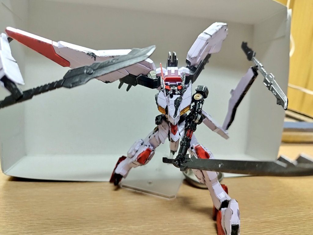 設定的には左腕の装甲は使えなくなったためパージしたって設定です(｀･ω･´)ゞ