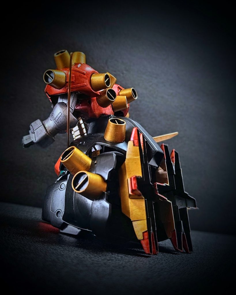 MA形態の背面カット。元々クリアカラーのキットということもあり、サラッと作るつもりだったのと、変形後に足裏がこんなに目立つと思っていなかったため、特に足の裏を加工せずに完成としてしまいました(zaku-kao10)