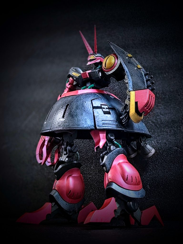 前面カット。濃紺の部分は溶きパテを施して鋳造感を出しました。ピンクとゴールド部分はファレホを使用し、それ以外はシタデルカラーを使用。筆塗りでの全塗装となります。