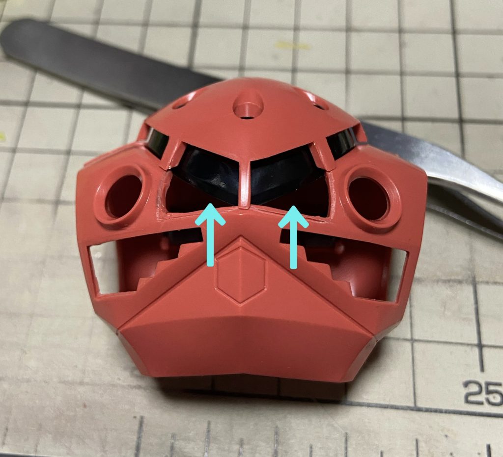 とりあえず顔が出るようにパーツをカットしましたが………