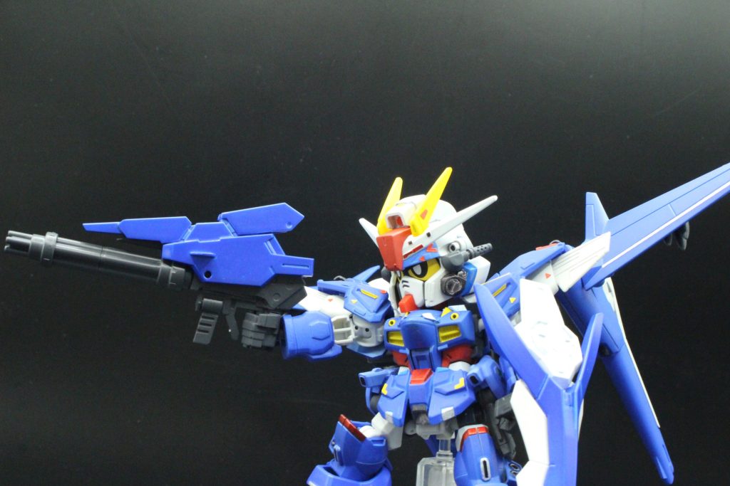 主武装のバルカンライフルは毎分8000発の弾丸を発射可能。フリーダムガンセイヴァーの超技巧でバルカンのそれぞれの弾を的確にヒットさせることも可能であり、弾丸は最低限しか使用しない。